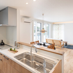 LDK。キッチンからLDKを見渡すことができます。お子さまの様子を見ながら、家事をすることができるので、安心ですね! キッチンはアレスタ(LIXIL)を採用し、扉カラーのヴィンテージシリーズのライトグレインカラーと床材(バーチ)との相性がとてもよく、ナチュラルな北欧テイストに仕上がりました。 掃き出し窓やFIX窓から明るい光を取り込むことができます。