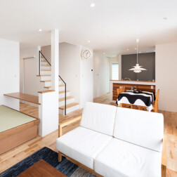 リビング側からみたLDK。ワンフロアになっているので、いつも家族を感じていられる空間です。