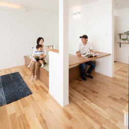 リビングの一角に畳スペースを作りました。小上りの畳スペースはPanasonicの「畳が丘」を採用。くつろぎのスペースになることはもちろん、収納スペースも増えて便利ですね!!畳スペースはホッとできる空間です。