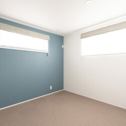 寝室。クロスやカーペットを落ち着いた色合いでまとめました。また、窓の位置を少し高めにもっていき、ゆっくりとくつろげる空間にしました。