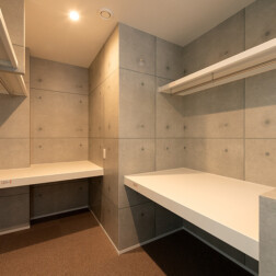 大容量のウォークインクローゼットは季節のものや家族の荷物が片付くように空間を無駄にすることのないよう棚の高さなどにもこだわりました。クロスは、コンクリート調で仕上げ、おしゃれに完成。