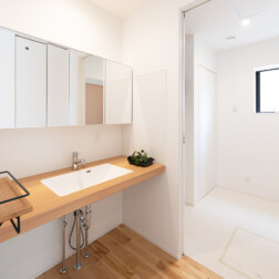 洗面スペースは造作しました。壁面のマグネットシートは、ドライヤー等をかけるフックを取付るとのこと。脱衣室との間仕切り扉をすることで、来客時には、プライベートスペースを隠すこともできて便利!