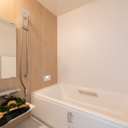 浴室。UBはLIXILのアライズを採用しました。壁面のパネルは落ち着いた色味で、リラックス空間に。