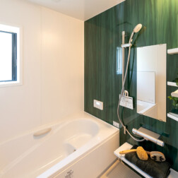 浴室は落ち着いた空間になるよう考えました。LIXIL採用。