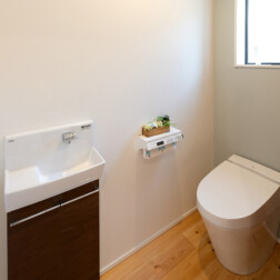 トイレのアクセントクロスも好きなブルーを上品に。