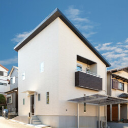 大容量の太陽光パネル搭載させた片流れの屋根。シンプルにすっきりとまとめた外観はおしゃれに仕上がりました。