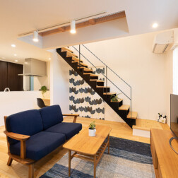 「LDK」どこにいても、家族の気配を感じることができます。カーテンは大人っぽく落ち着きがありつつ、華やかさもあり目を惹きます。リビングを通り、家族の顔を見てから個室へ移動できる間取りプランです。