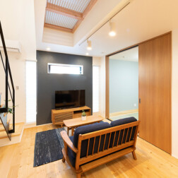 テレビボードのアクセントクロスは、ご主人のこだわり。部屋がぐっと引き締まるネイビーを選ばれました。