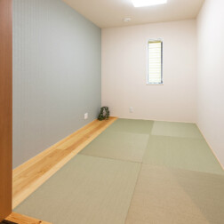 リビングに隣接した場所に和室を設け、日常は部屋を大きく使い、お客様の際には客間として使えるように配置しました。琉球畳と赤松の無垢材で癒しの空間です。