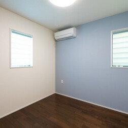 「子ども部屋」 アクセントカラーは心安らぐよう淡い色にしました。深みのある床材にとても合いますね。