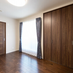 「寝室」 ご夫婦の寝室は落ち着きのある空間にしあげ、深みのある部屋になりました。