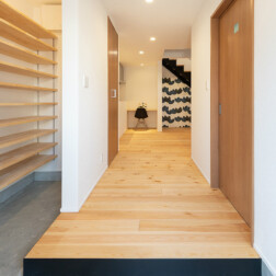 玄関を開けると広がる空間。シューズクローゼットは大容量収納できるスペースをつくり、ホールからLDKは敢えて扉をつけず、開放的になるよう考えました。