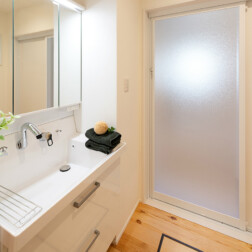 洗面所は清潔感のある白を基調に。床はここも無垢材でやわらかさを出しました。