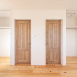洋室は将来的に間仕切りをすることになったときのことも考え、対称の空間にしました。収納スペースはクローゼットせずオープンタイプに。