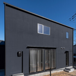 側面はブラックで、シンプルに。サッシもブラックでかっこよく仕上がりました。