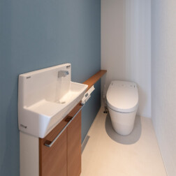 1階のトイレはLIXILサティスSを採用。アクセントクロスにリリカラのくすみカラーのクロスを使い、さわやかなトイレ空間になりました。