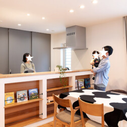 キッチン前の棚には本も収納できます。お子さまがもう少し大きくなったら、テーブルで本を読んでいるお子さまの姿を家事をしながら見守ることができますね。