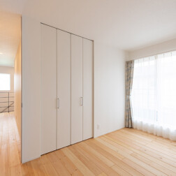 2階は足触りのやわらかい赤松の無垢床を採用。木の香りいっぱいの心地よい癒しの空間をつくります。