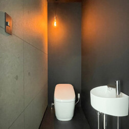 とても印象的なトイレ空間。2階の家族だけが使用するプライベート空間は大胆に遊び心をだしました。