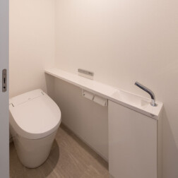 1階トイレはLIXILサティスSを採用。家族だけでなく来客も使うことが多いトイレスペースはすっきり清潔感のある空間にしあげました。
