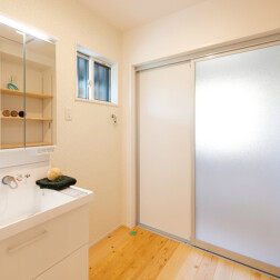 「洗面室」面所もゆったりと設計。側面に棚を取付ることで、すっきりと収納できます。