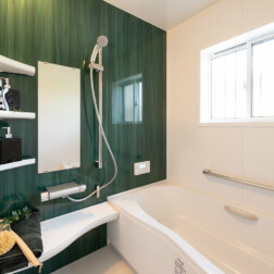 「浴室」広々とゆっくり入れるおフロ。壁面はここもグリーンにこだわりました。