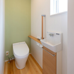 「トイレ」アクセントカラーは、グリーン。窓を取付、明るいトイレになりました。