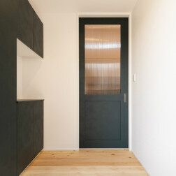 「玄関」玄関収納、内装建具はラシッサDのボトルグリーンを採用。男前な印象で部屋が引き締まります。