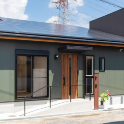 南側への片流れにし、大容量の太陽光パネルを採用。外観はお施主様のテーマカラーのグリーンを採用し、バイクや車が好きなお施主様に似合うようお洒落な外観になるよう考えました。