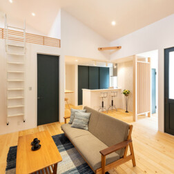 「LDK」お母様との2世帯同居で、リビングを共有スペースとし、リビングからどの部屋へも出入りが出来る間取りプラン。