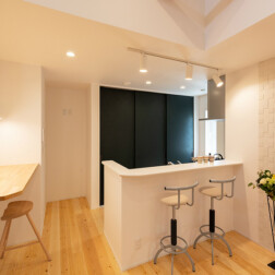 「キッチン」キッチンカウンターやキッチン横のカウンターには、家事をしながら会話ができるスペースに。エコカラットの壁が、アクセントになり、お洒落な空間に