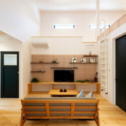 「LDK」壁一面のTVボードを造作し、趣味のものを飾ったり自分好みに演出。ロフトのハイサイド窓から光が差し込み、明るいLDKに。