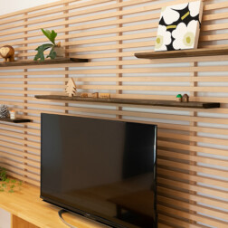 「こだわりのTVボード」ご夫婦のコレクションをお洒落に飾る棚が欲しいとのご希望から、完成したTVボードはこだわわりの造作です。