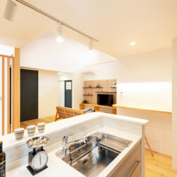 キッチンからの眺め。LDKが見渡せます。家族の姿がいつも見れ楽しく家事にも取り組めそうです。