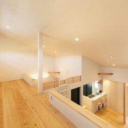 「ロフト」フリースペースとして活用できるよう、大きなスペースを作りました。高さも十分にあり、広々とした空間です。寝室とリビングに階段を設けました。