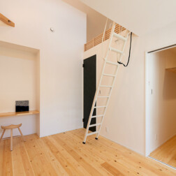 「寝室」寝室には落ち着いて過ごせるスペースとしてカウンターを設けました。WICは3.5帖を使い、家の中の荷物がすっきり片付きますね。