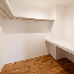 2階には、3帖あるウォークインクローゼットを二カ所つくりました。ここで、お家の中の荷物はすっきりと収納できます。