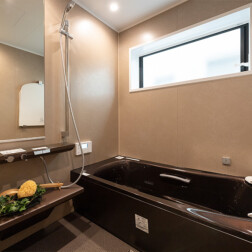 ユニットバスはTOTOのシンラを採用。肩楽湯と腰楽湯で極上のやすらぎを堪能していただけます。ブラウン系で落ち着く空間にし、上質で心休まる時間を過ごしてください。