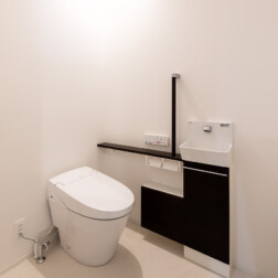 トイレはLIXILのサティスSを採用しました。天井・壁・床を白にまとめスッキリと清潔感のある空間に。