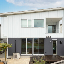 外観はTRETTIO GRAD南ファザードプラン。ガルバリウム鋼板とサイディングの張り分けが美しいデザイン。ネイビーとホワイトのカラーセレクトで、通る人の目を惹きつけます。