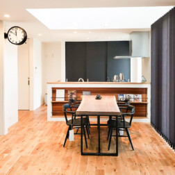 ダイニングテーブルはこだわりの1つ。材木屋さんに行き、選んだ無垢1枚板。肌触りはもちろん、無垢材の味のある風合いがでています。