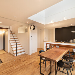 玄関土間とリビングキッチンはオープンな間取り。LDKは3枚建ての引戸で仕切ることができるようになり、プライベート空間をつくることができます。