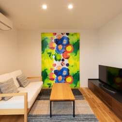 くつろぎのスペース。LDKのアクセントとなるマリメッコのカーテンは、鮮やかな柄が特長のユハンヌスタイカを採用。絵画のようなイメージで、お部屋を華やかに彩ります。