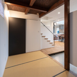 くつろぎのスペース。LDKのアクセントとなるマリメッコのカーテンは、鮮やかな柄が特長のユハンヌスタイカを採用。絵画のようなイメージで、お部屋を華やかに彩ります。