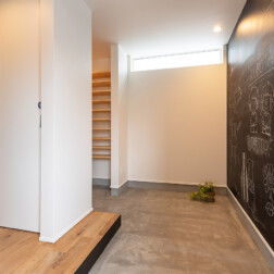 広々としたエントランス。壁面の黒板は、家に入って1番に目に付く場所。自分達らしく楽しく使ってほしいです。FIX窓を取付けているので、光を取りこみ、明るい玄関になります。