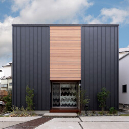 ブラックのガルバリウム鋼板×レッドシダーの外壁は、シンプル且つシックに。お友達が来ても停めてもらえるよう、駐車スペースは広めに。