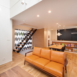 ワンフロアのLDK。吹き抜けからの光と大きな窓があり明るい空間に。