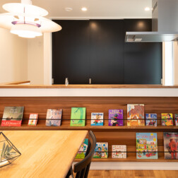 キッチン前の棚は、ブックスタンドに。自分達の好きな雑誌を並べてほっとした自分時間を過ごせますね。