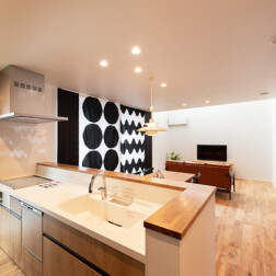 キッチンから見渡すことが出来るLDK。家事をしながら同じ時間を過ごせるっていいですね。