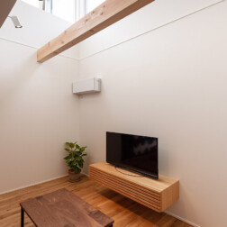 リビング空間には吹抜けを。明るい陽射しが差し込みます。